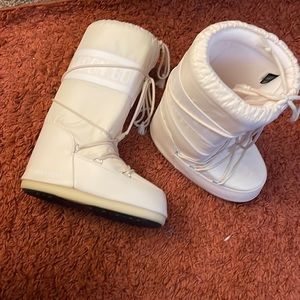 Moon boots